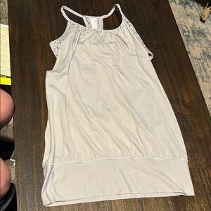 Beautiful EUC lululemon workout tank w/attached bra size 6